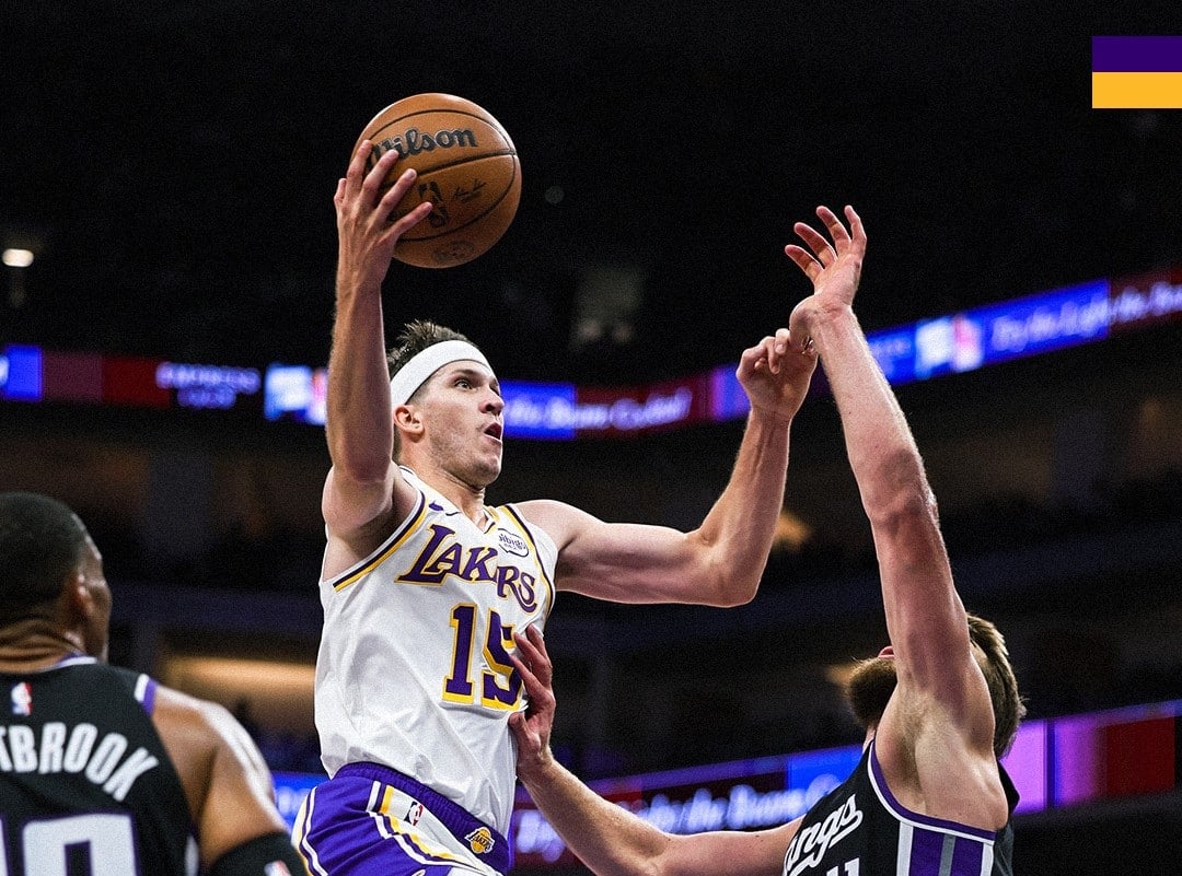 Rīvzs uzņemas līdera lomu un aizvada kosmisku spēli "Lakers" uzvarā