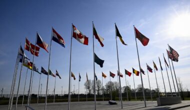 NATO dalībvalstu karogi pie alianses galvenās mītnes Briselē