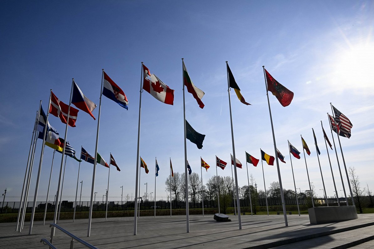 NATO dalībvalstu karogi pie alianses galvenās mītnes Briselē
