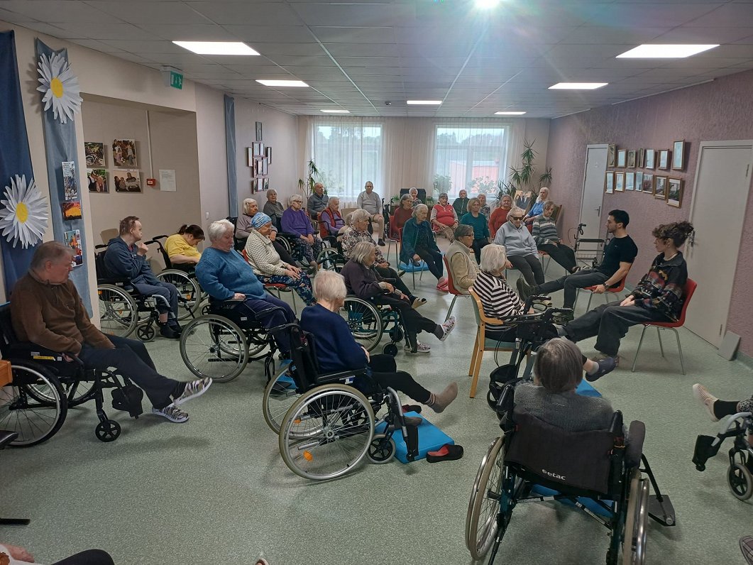 Ikrīta vingrošana "Rūjienas senioru mājā"