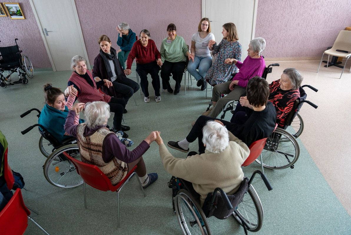 Brīvprātīgie ciemos pie "Rūjienas senioru mājas" iemītniekiem