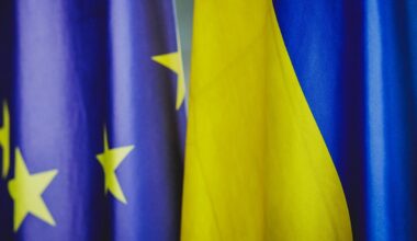 Ilustratīvs attēls: Eiropas Savienības un Ukrainas karogi