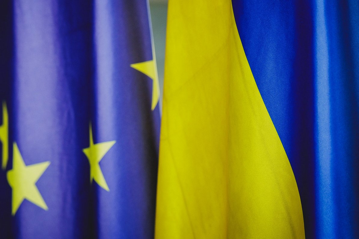 Ilustratīvs attēls: Eiropas Savienības un Ukrainas karogi