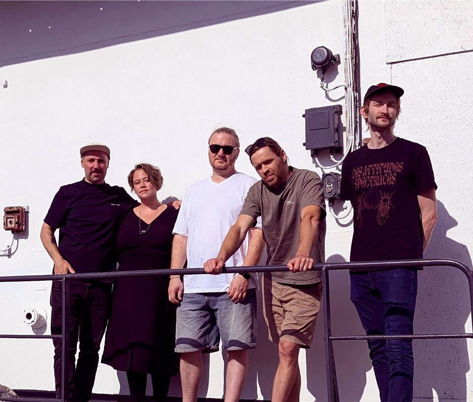 Daudz meiteņu un daži zēni. Jaunumi «Radio Naba» mūzikas topā / Raksts