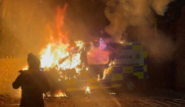 Dublinā protestētāji aizdedzina policijas mikroautobusu pie patvērumu meklētāju viesnīcas