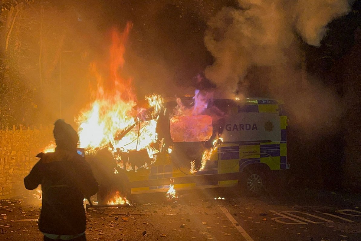 Dublinā protestētāji aizdedzina policijas mikroautobusu pie patvērumu meklētāju viesnīcas