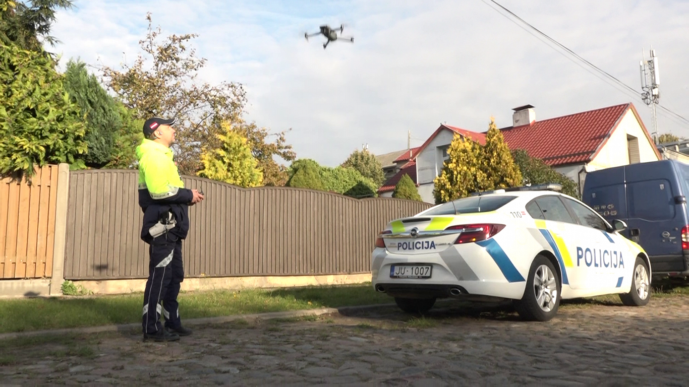 Policija Liepājā reidā ar dronu pieķer daudz pārkāpēju / Raksts