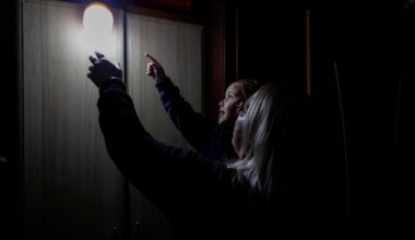 Krievijas gaisa triecienu dēļ visā Ukrainā otrdien traucēta elektrības padeve / Raksts