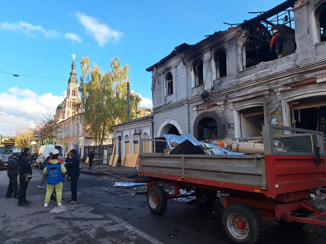Glābšanas darbi pēc Krievijas dronu trieciena Harkivā