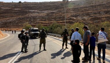 Izraēlas karavīri Rietumkrastā bloķē palestīniešus, neļaujot viņiem novākt olīvkoku ražu