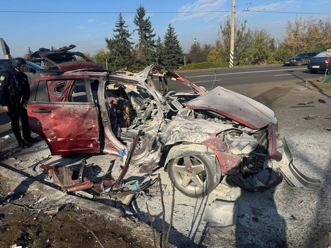 Ukrainas žurnālistu automašīna pēc Krievijas drona trieciena