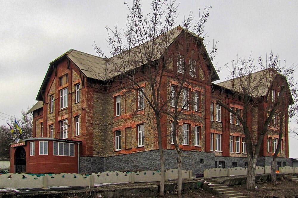 Iļja Zubaševs - Ģimnāzijas ēka Lisičanskā