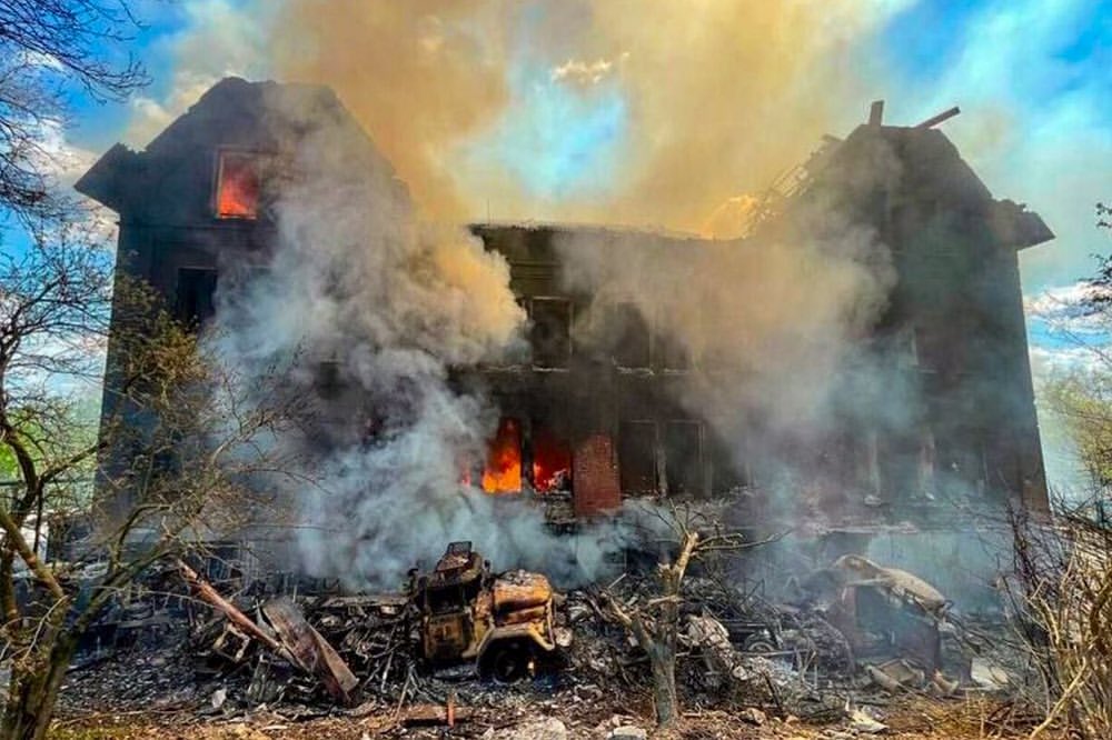 Iļja Zubaševs - Ģimnāzijas ēka Lisičanskā pēc uzbrukuma