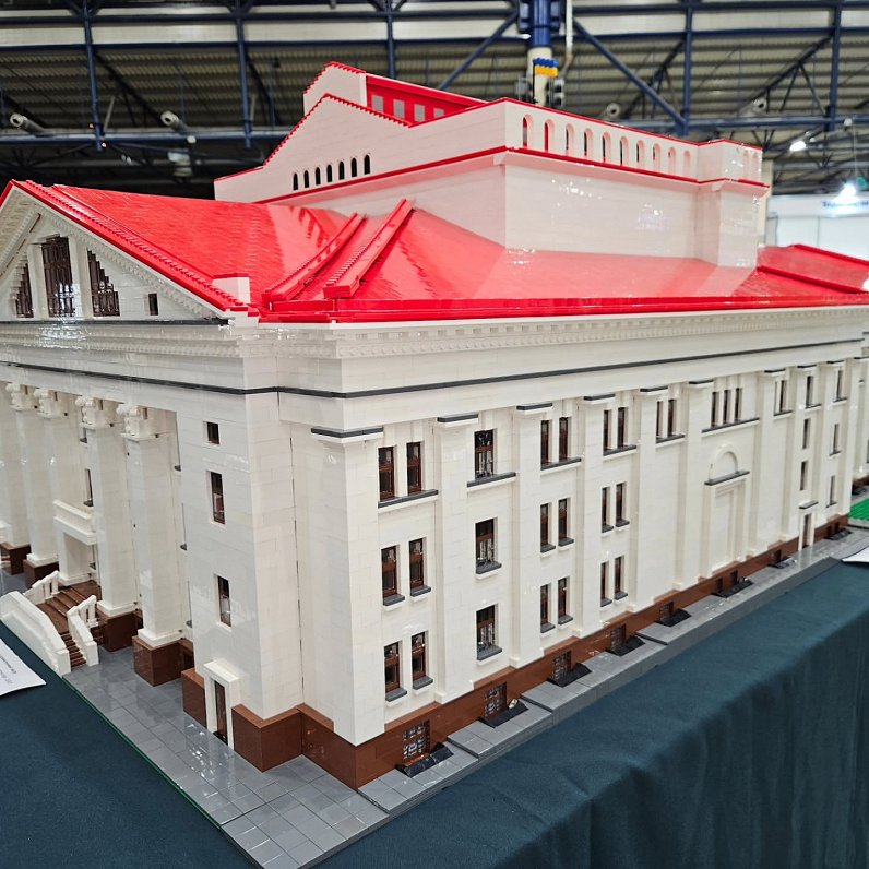 Mariupoles drāmas teātra modelis, ko izveidoja Aleksandrs, bet palielināja un reāli uzbūvēja Maksims...