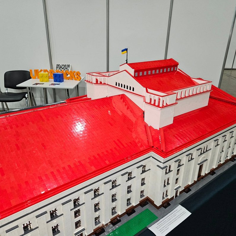 Mariupoles drāmas teātra modelis, ko izveidoja Aleksandrs, bet palielināja un reāli uzbūvēja Maksims...