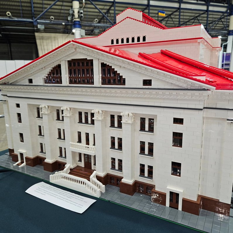 Mariupoles drāmas teātra modelis, ko izveidoja Aleksandrs, bet palielināja un reāli uzbūvēja Maksims...