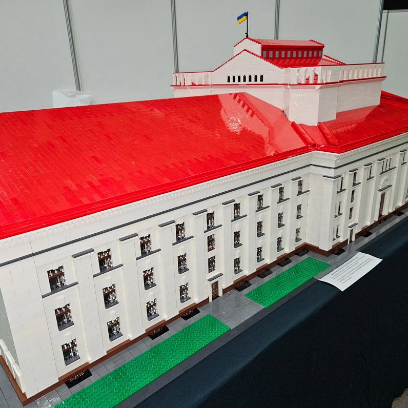 Mariupoles drāmas teātra modelis, ko izveidoja Aleksandrs, bet palielināja un reāli uzbūvēja Maksims...