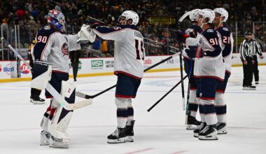 Kolumbusas &quot;Blue Jackets&quot; vārtsargs Elvis Merzļikins saņem komandas biedru apsveikumus pēc...