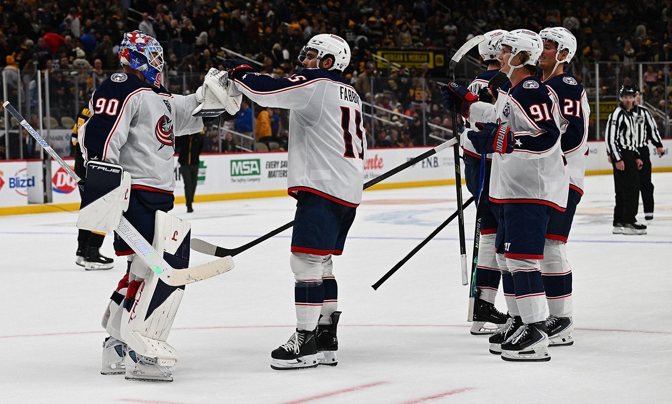Kolumbusas "Blue Jackets" vārtsargs Elvis Merzļikins saņem komandas biedru apsveikumus pēc...