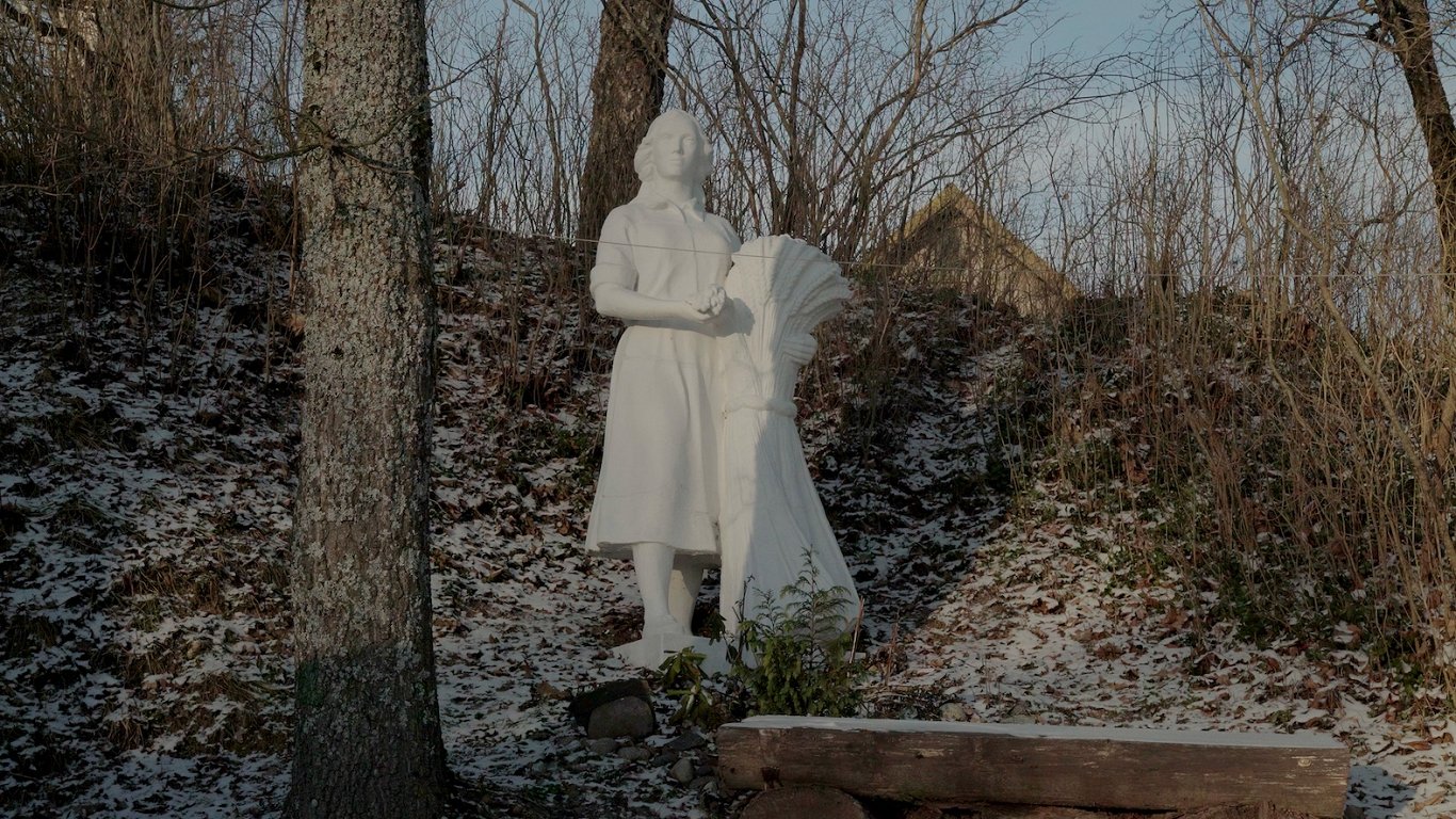 Attēls ar Rasmas Bruzītes veidoto skulptūru "Kolhozniece" no filmas “Zaļā zeme”, 2024.