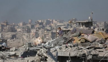 Cilvēks ēkas drupās kara sagrautajā Gazas joslā