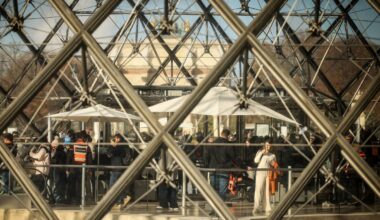 Luvras apmeklētāji muzeja ārpusē, Francijas galvaspilsētā Parīzē