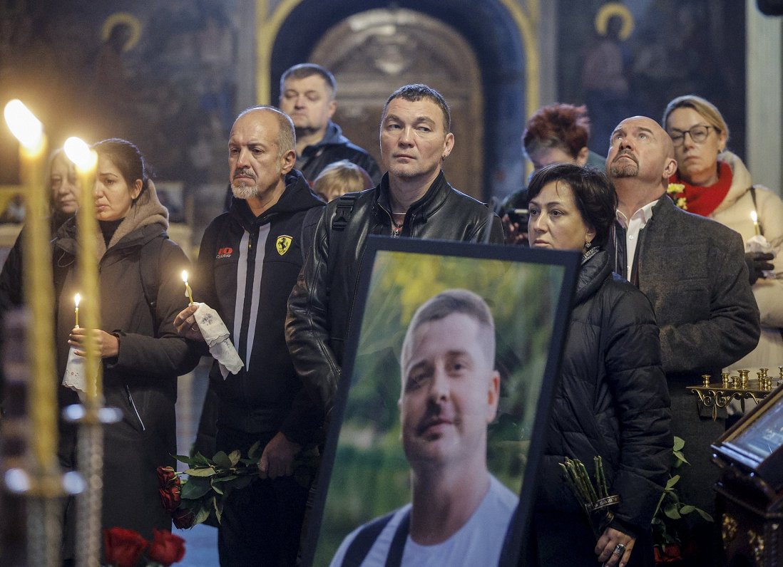 Ukrainā atvadās no Krievijas triecienā Doneckas apgabalam nogalinātiem diviem ukraiņu žurnālistiem / Raksts