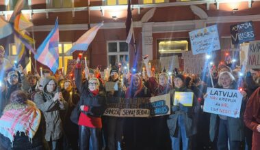 Pie Saeimas tūkstoši protestē pret Latvijas izstāšanos no Stambulas konvencijas / Raksts