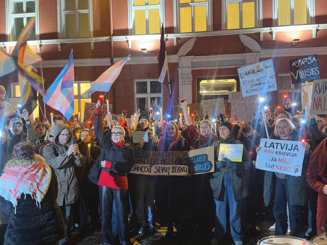 Pie Saeimas tūkstoši protestē pret Latvijas izstāšanos no Stambulas konvencijas / Raksts