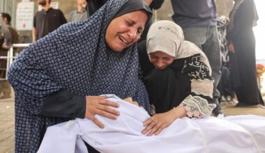 Palestīniešu sieviete sēro par dēla nāvi Izraēlas triecienā