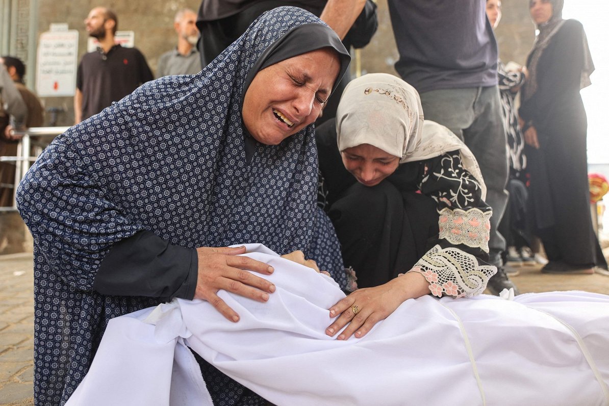 Palestīniešu sieviete sēro par dēla nāvi Izraēlas triecienā