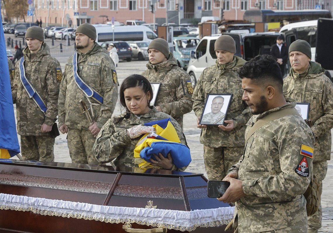 Karavīru bēru ceremonija Kijivā