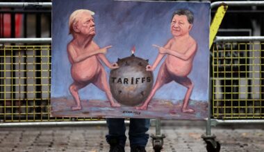 Britu satīriķis Kaja Mars zīmējumā attēlojis ASV un Ķīnas līderu cīņu par tarifiem