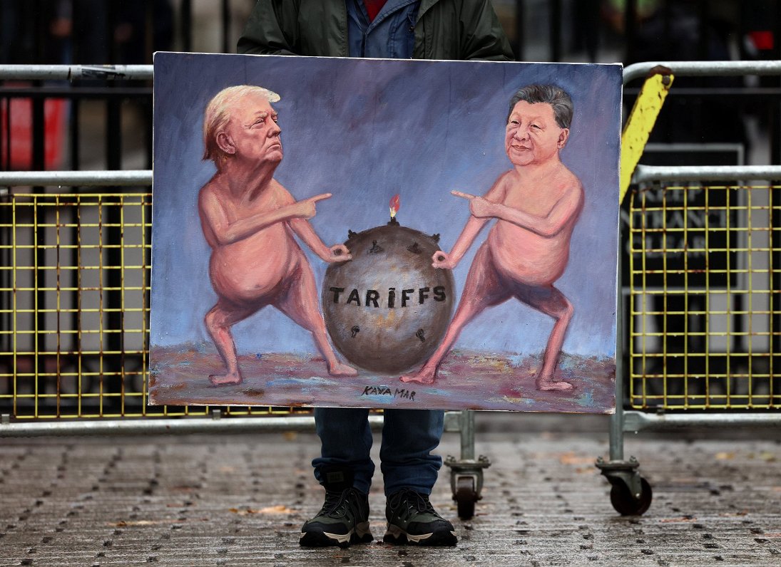 Britu satīriķis Kaja Mars zīmējumā attēlojis ASV un Ķīnas līderu cīņu par tarifiem