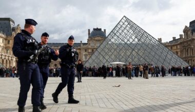 Luvras muzeju Parīzē apsargā policija