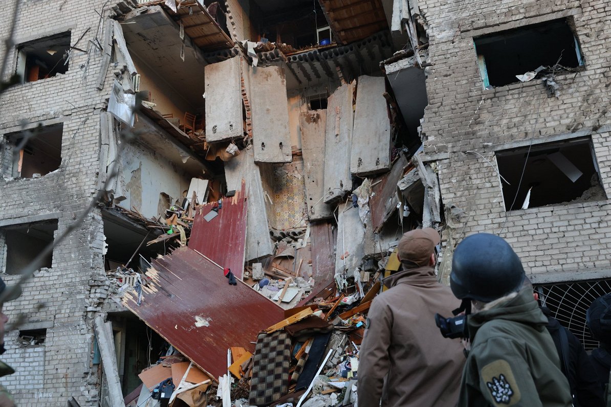 Krievijas triecienā Zaporižjai cietusī dzīvojamā ēka