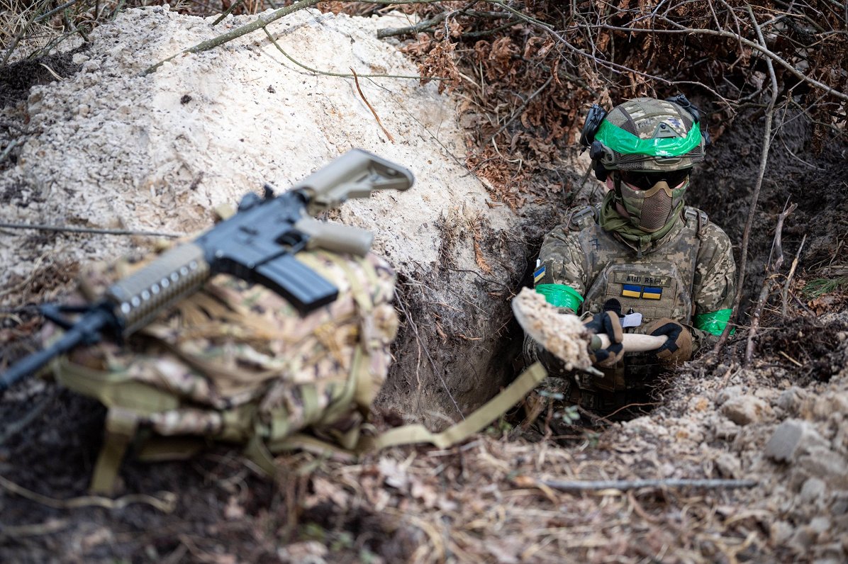 Ukrainas armijas karavīrs mācībās