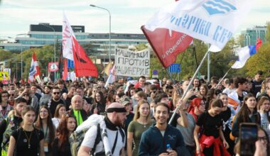Novisadas traģēdijā bojāgājušajiem veltīts piemiņas gājiens Serbijas galvaspilsētā Belgradā