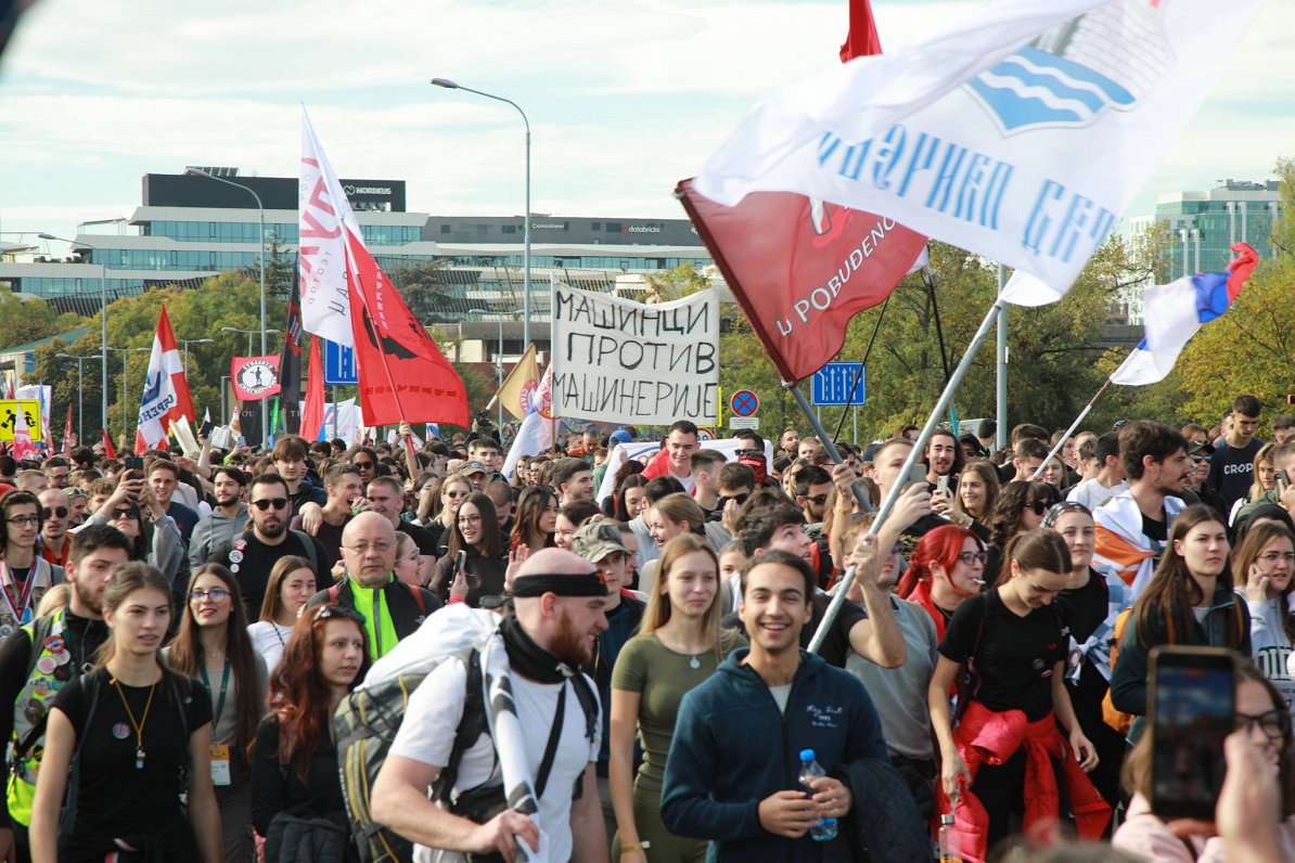 Novisadas traģēdijā bojāgājušajiem veltīts piemiņas gājiens Serbijas galvaspilsētā Belgradā
