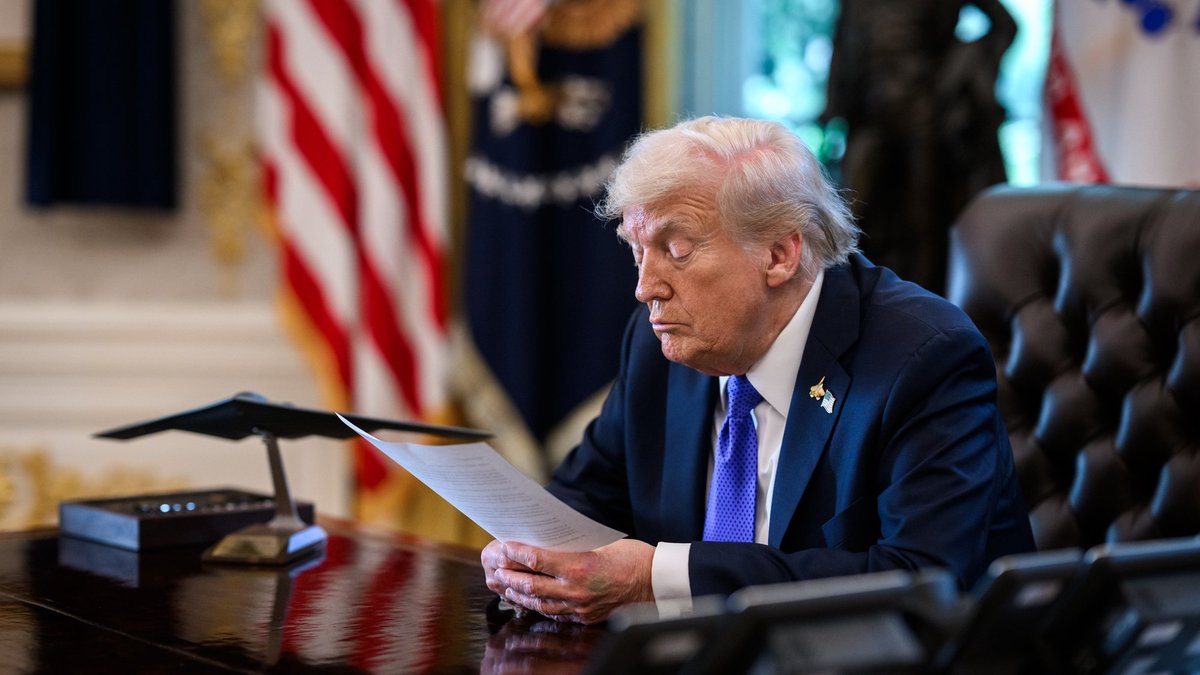 Tramps paraksta likumu par Epstīna lietu publiskošanu