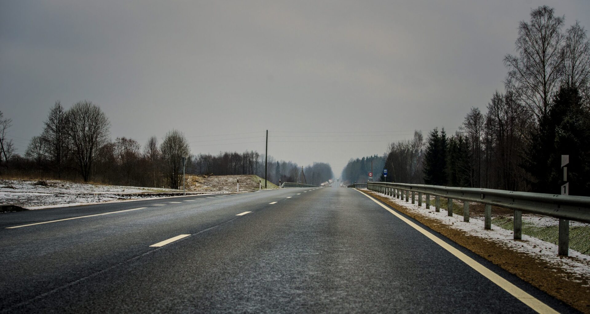 Šorīt valsts centrālajā daļā, Vidzemē un Latgalē autoceļi apledo, ļoti apgrūtinoši ir reģionālie un vietējie ceļi Smiltenes un Madonas apkārtnē,  strādā 110 ziemas tehnikas vienības