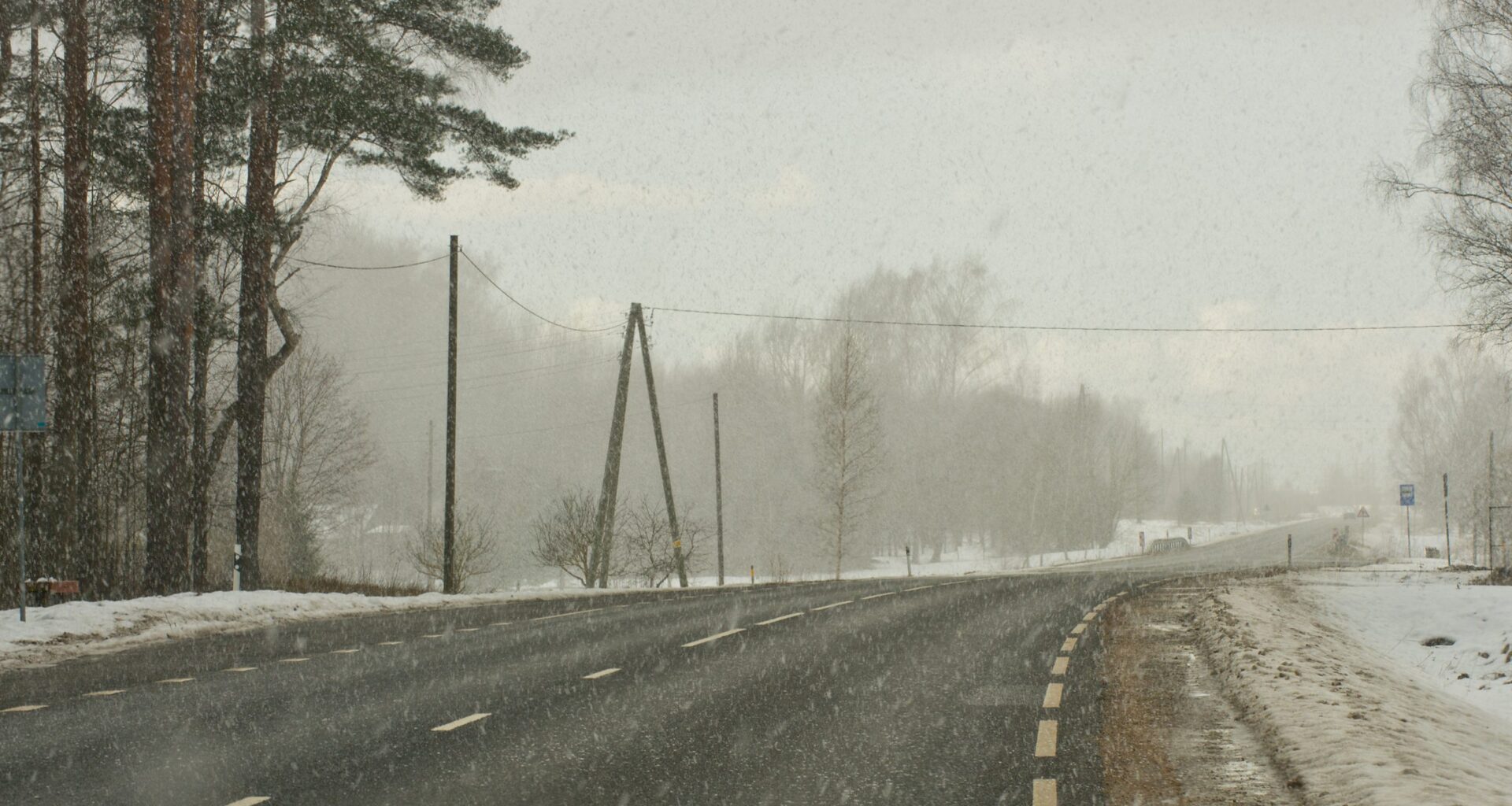 Autovadītāju ievērībai: šorīt vietām autoceļi sniegoti un apledo, strādā 56  ziemas tehnikas vienības 