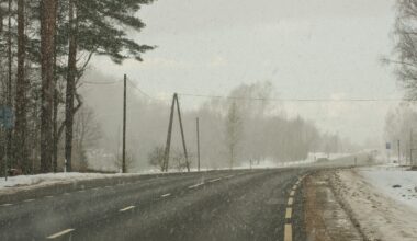 Autovadītāju ievērībai: šorīt vietām autoceļi sniegoti un apledo, strādā 56  ziemas tehnikas vienības 