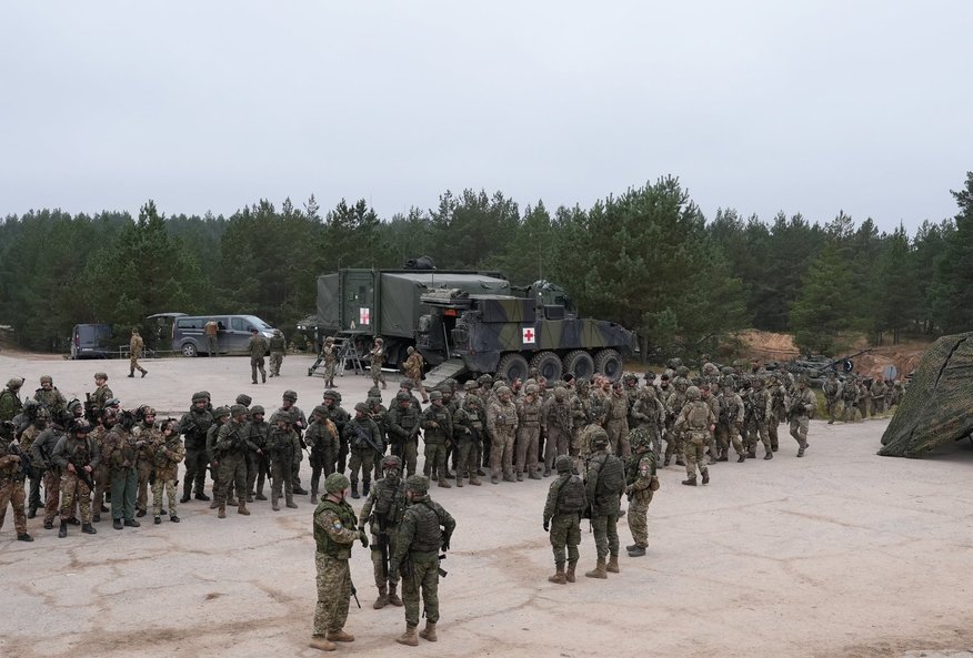 Foto: Ādažu poligonā notiek NATO Daudznacionālās brigādes manevri