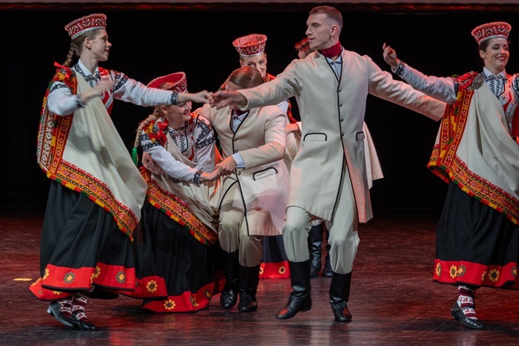 Lieli un mazi dejotāji Liepājā dejo Latvijai - Foto