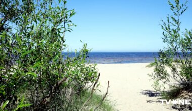 Aizsargjoslā mazu kempinga namiņu vietā izbūvētas apjomīgas vasarnīcas