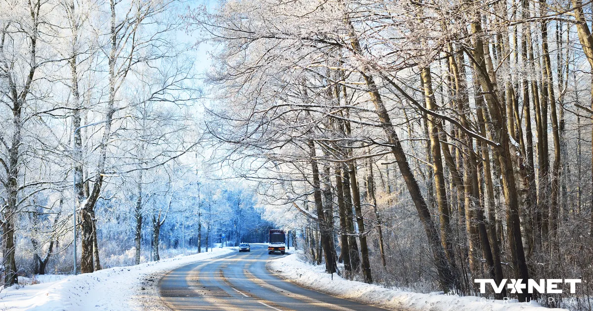 Daudzviet Latvijā sniega un apledojuma dēļ uz autoceļiem ir apgrūtināta braukšana