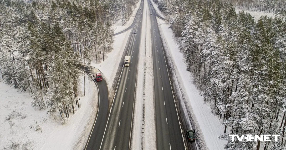 Vietām Latvijā autoceļi ir sniegoti un apledo - Apollo.lv