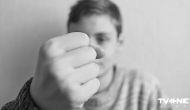 VIDEO ⟩ Sarakstes starp iestādēm neglābj bērnu no vardarbības skolā