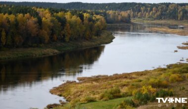 Latvijas pierobežā pastiprināti pārbauda ūdens kvalitāti pēc ugunsgrēka naftas pārstrādes rūpnīcā Baltkrievijā